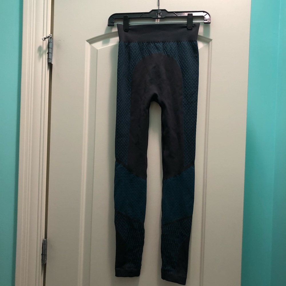 Lululemon grey Lycra tight leggings - Picture 2 of 7